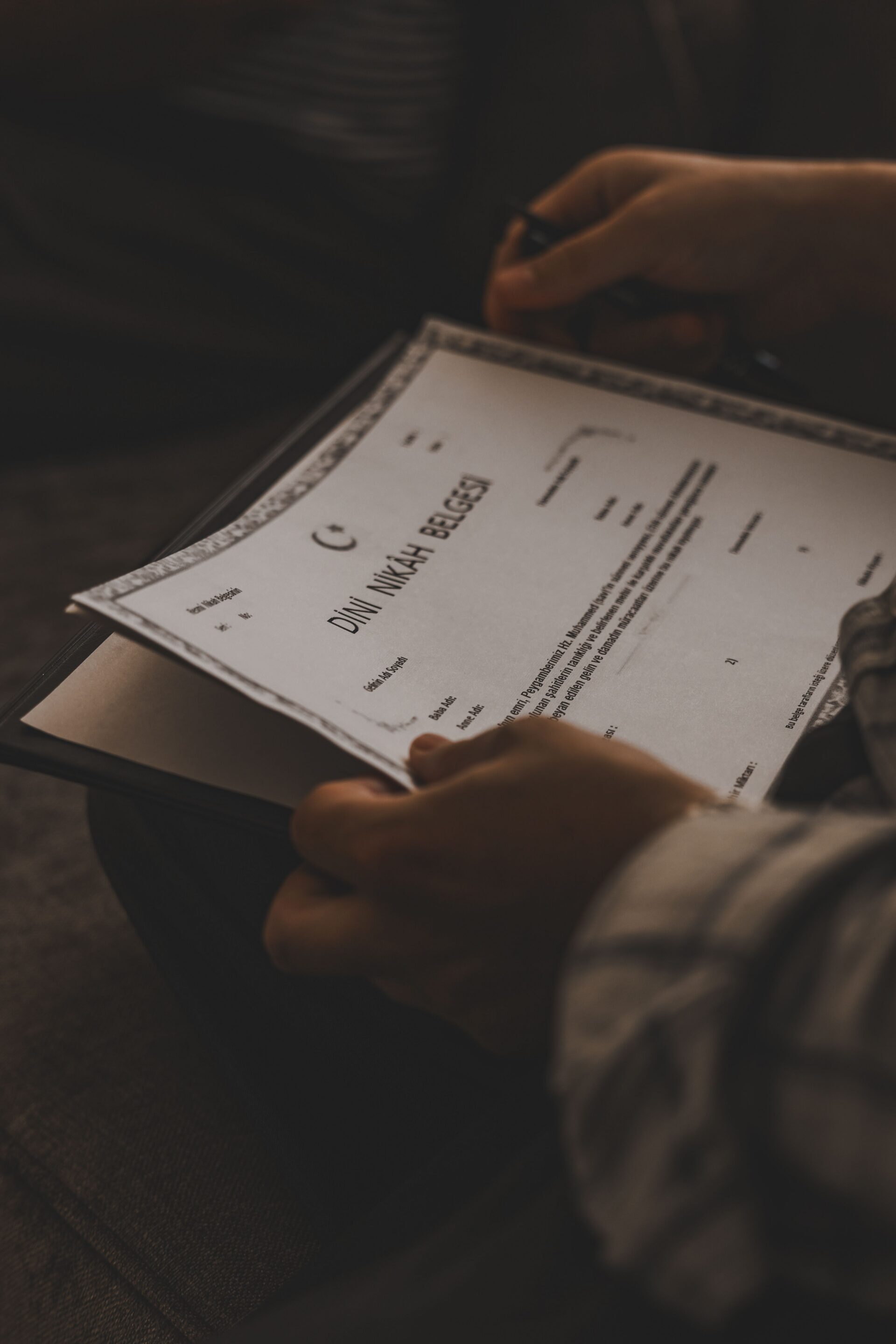Buitenlands juridisch document — Photo by burcubyzt_85 on Pexels