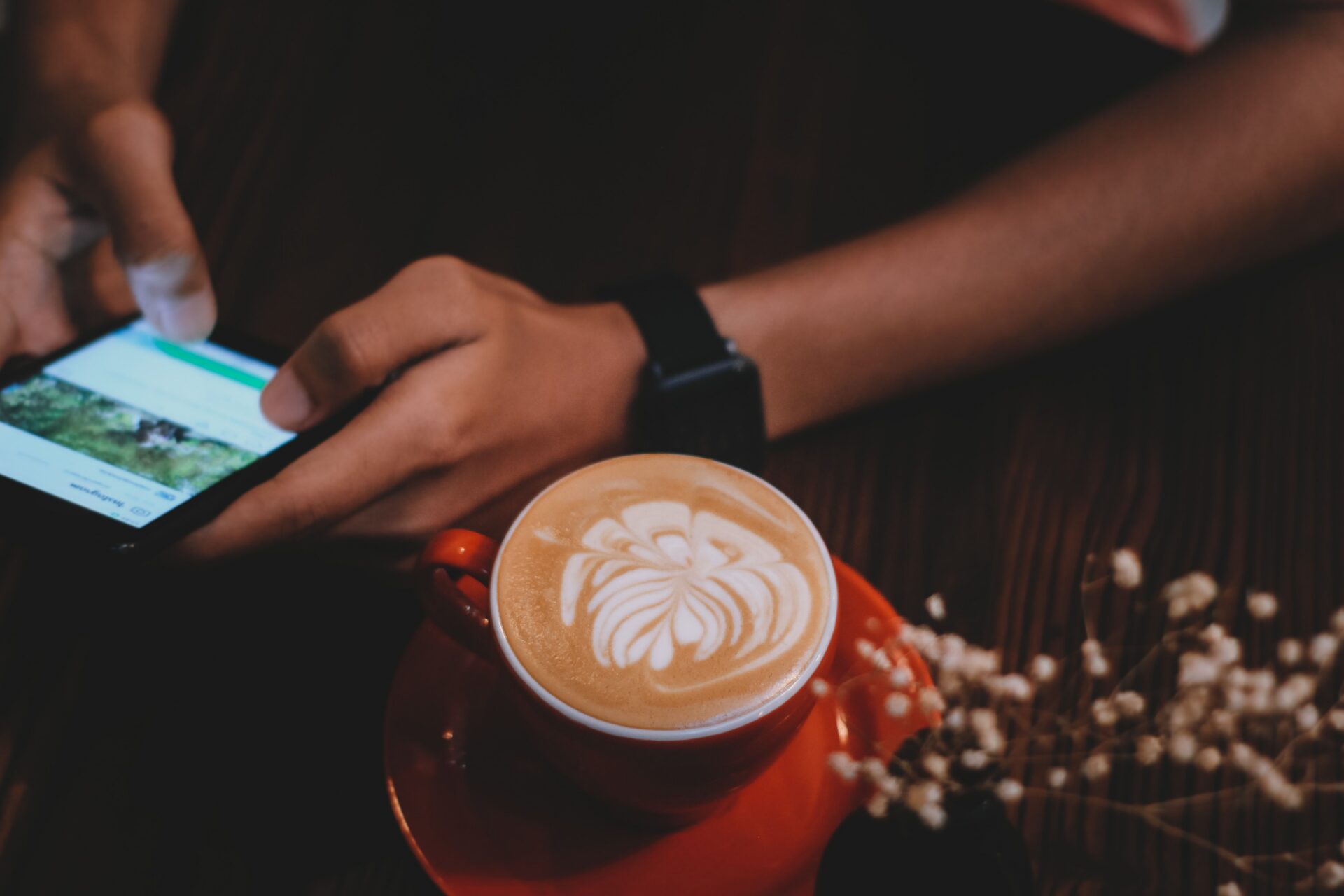 Smartphone naast koffie — Photo by Vjapratama on Pexels