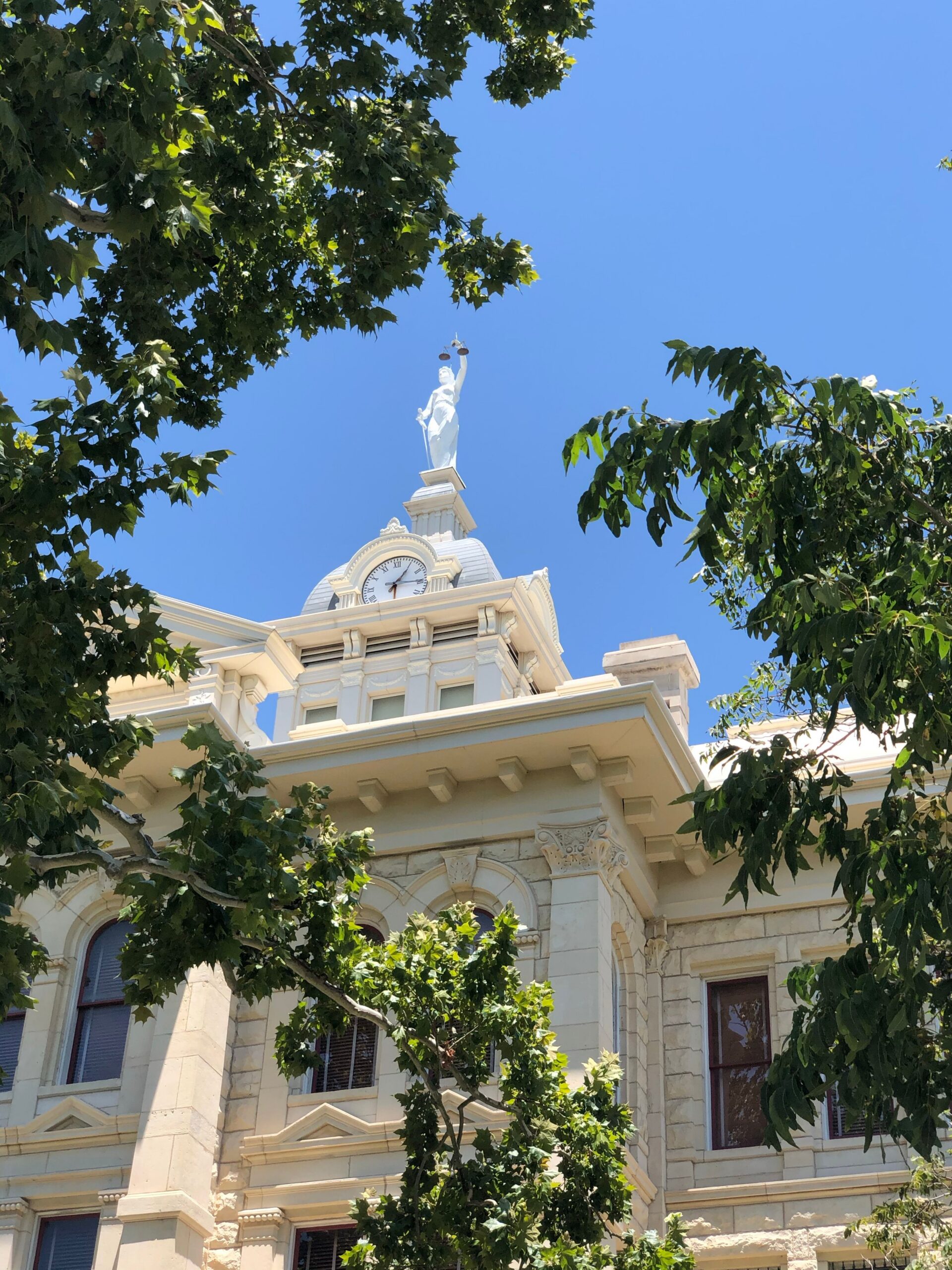 Vrouwe Justitia op een gerechtsgebouw — Photo by Jim Baker on Pexels