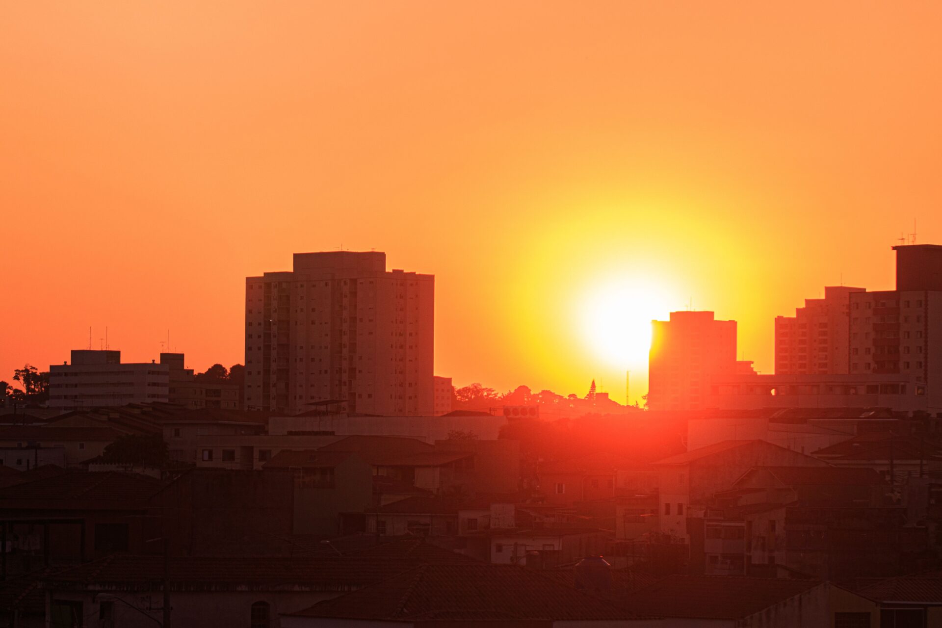 Zonsondergang boven de stad — Photo by Lucas Pezeta on Pexels