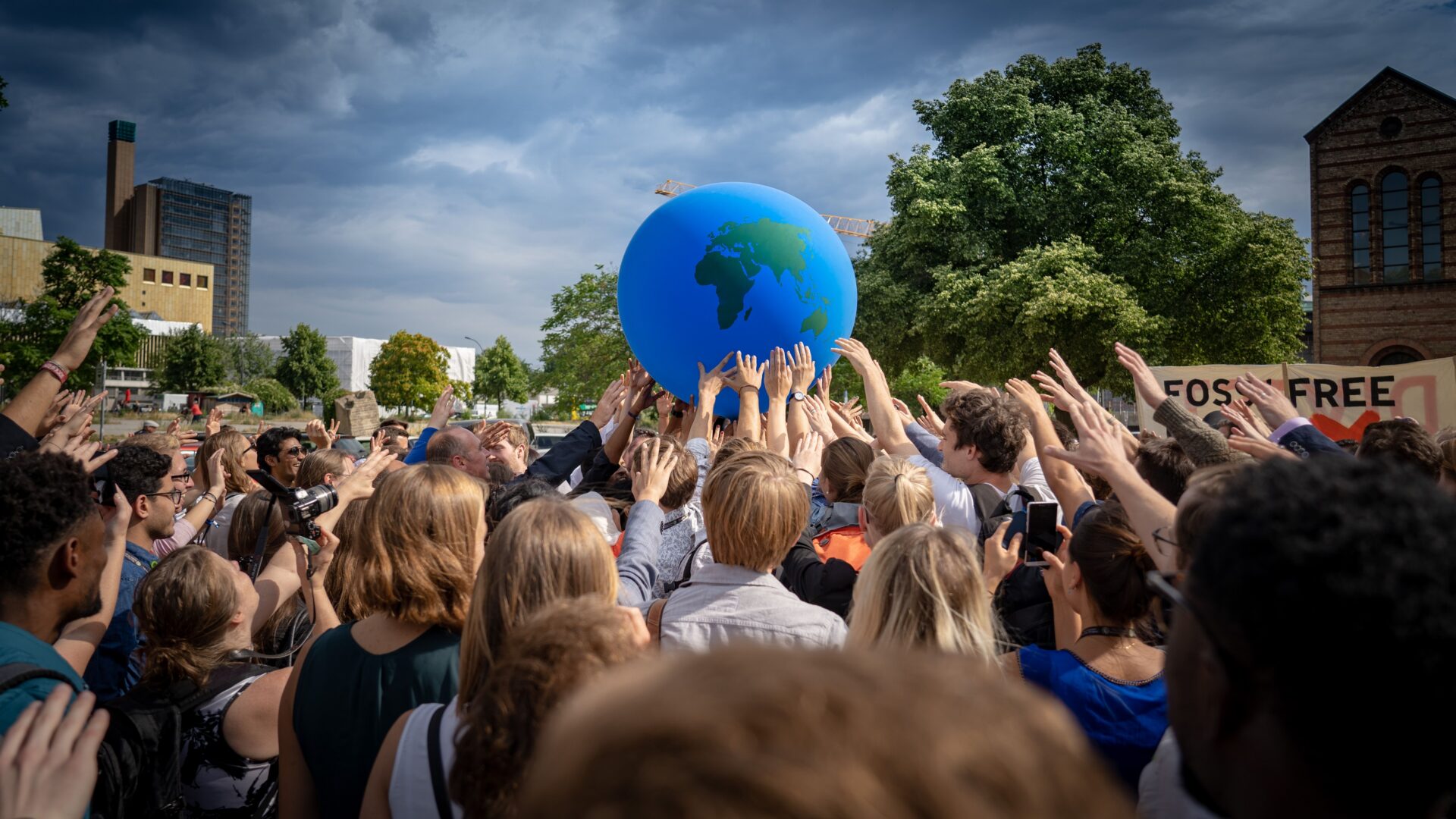 Klimaatprotest met wereldbol — Photo by Skigh TV on Pexels