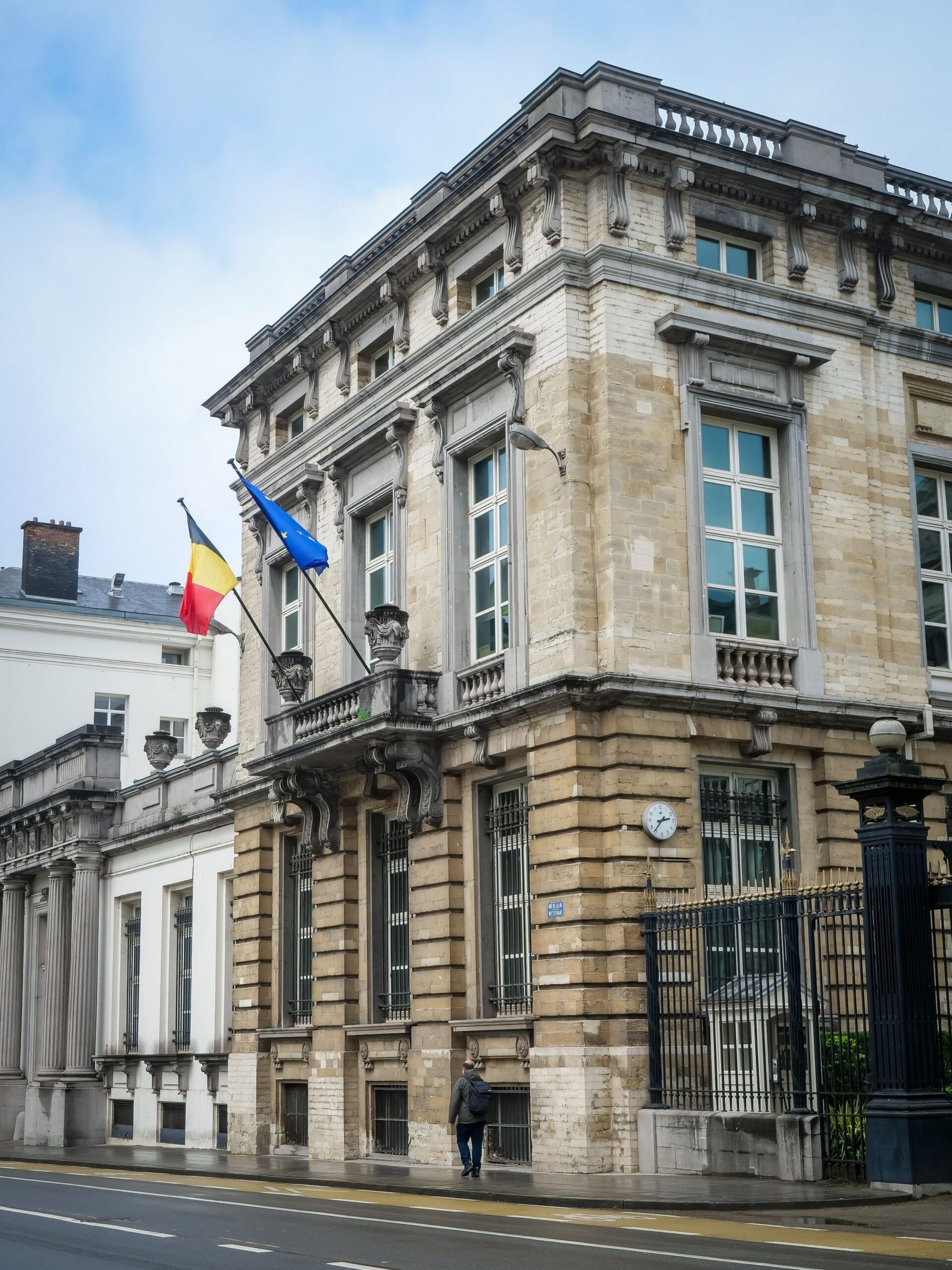 Hoekpand in Brussel met Belgische en Europese vlag
