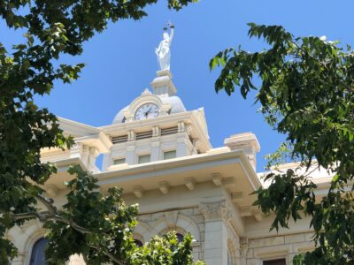 Vrouwe Justitia op een gerechtsgebouw — Photo by Jim Baker on Pexels