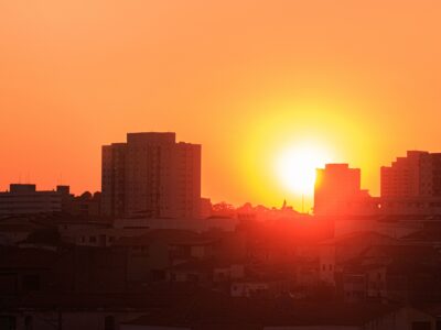 Zonsondergang boven de stad — Photo by Lucas Pezeta on Pexels