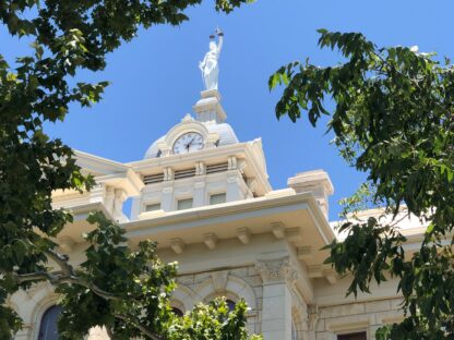 Vrouwe Justitia op een gerechtsgebouw — Photo by Jim Baker on Pexels