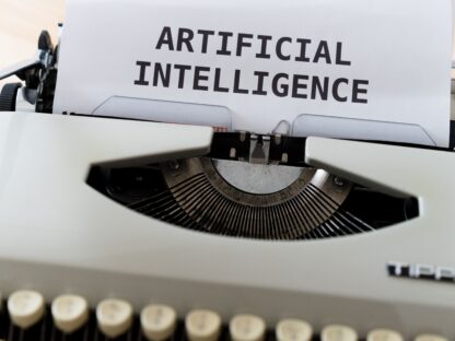 Schrijfmachine met Artificial Intelligence — Photo by Markus Winkler on Pexels