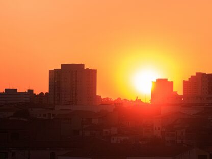 Zonsondergang boven de stad — Photo by Lucas Pezeta on Pexels