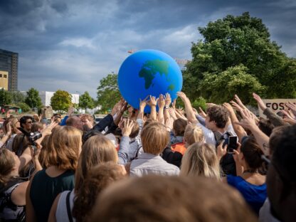 Klimaatprotest met wereldbol — Photo by Skigh TV on Pexels
