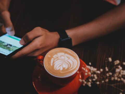 Smartphone naast koffie — Photo by Vjapratama on Pexels