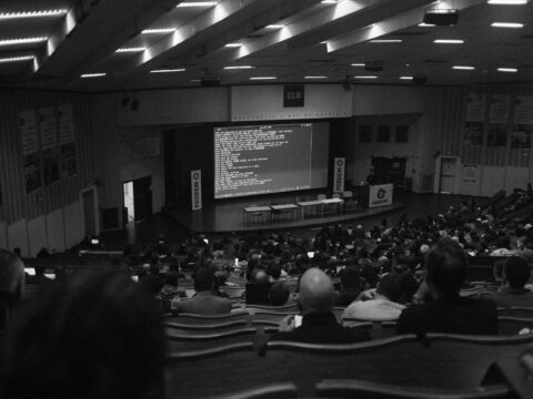 Collegezaal tijdens een lezing — Photo by Juice mit Apfelndrin on Pexels